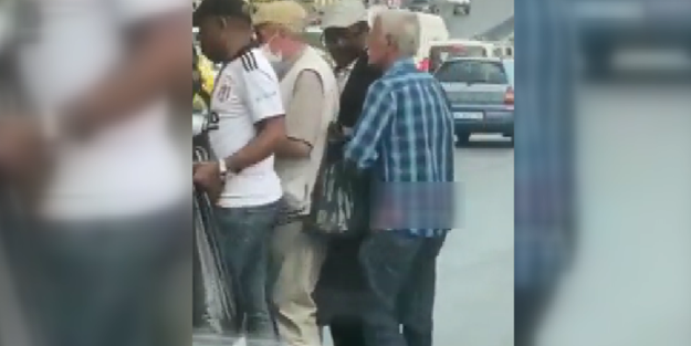 Otobüs durağındaki yankesici bunu hesap edemedi!
