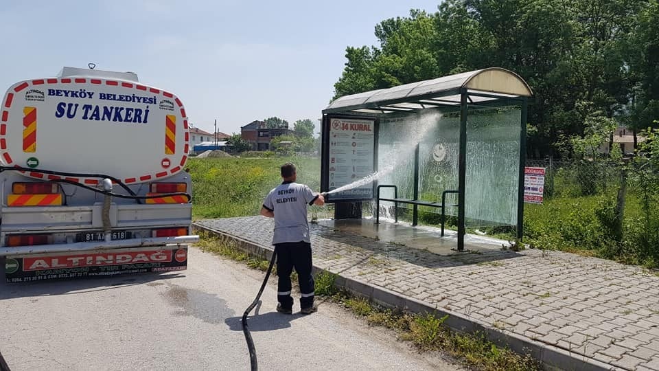 Otobüs durakları dezenfekte edildi 
