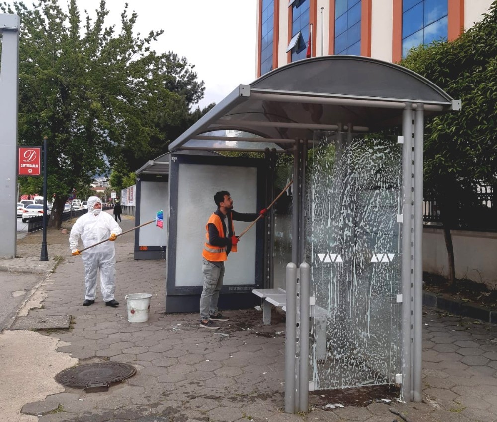 Otobüs durakları dezenfekte edildi 