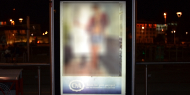 Otobüs duraklarındaki ahlaksız reklamlara tepki!