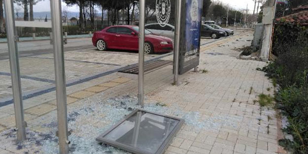 Otobüs duraklarının camlarını kırdılar! Belediye başkanı çok sinirlendi