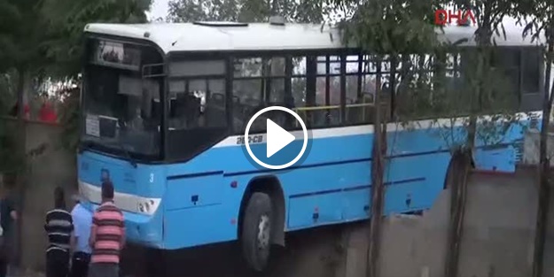 Otobüs duvarda asılı kaldı