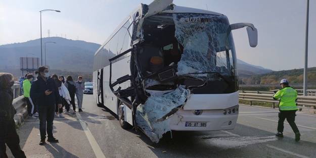 Otobüs ile kamyon çarpıştı, 24 öğrenci yaralandı
