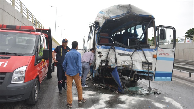 Otobüs ile minibüs çarpıştı: 36 yaralı