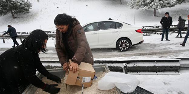 Otobüs iten İstanbullular kar mesaisinde! Yolu açmak için elleriyle tuzlama yaptılar