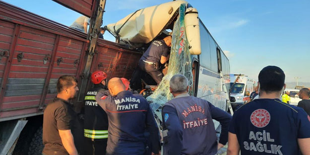 Otobüs kamyonla çarpıştı: 30 kişi yaralandı