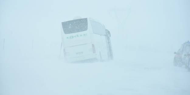 Otobüs kara saplanınca mahsur kaldılar!