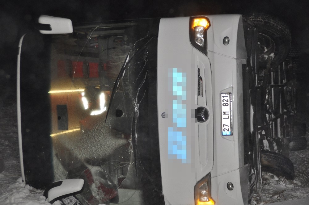 Otobüs kazasında yaralıların tedavisi sürüyor 