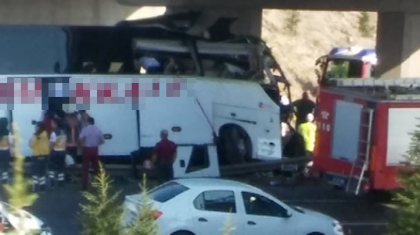 Otobüs köprü ayağına çarptı… Çok sayıda yaralı var! Yolcular otobüste sıkıştı