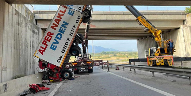 Kamyon köprüden düştü: 1 ölü