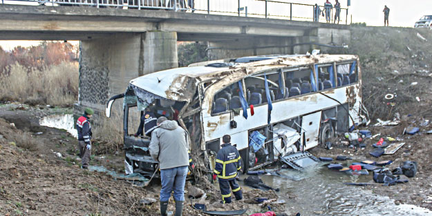 Otobüs köprüden uçtu