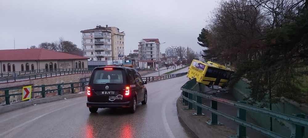 Otobüs köprülü kavşaktan aşağıya düştü 