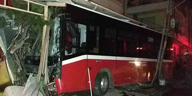Otobüs markete çarptı: 8 kişi yaralandı