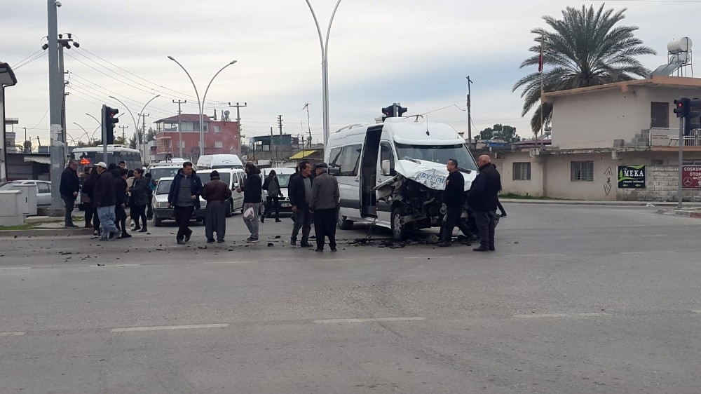 Otobüs öğrenci servisine çarptı: 5 öğrenci yaralandı 