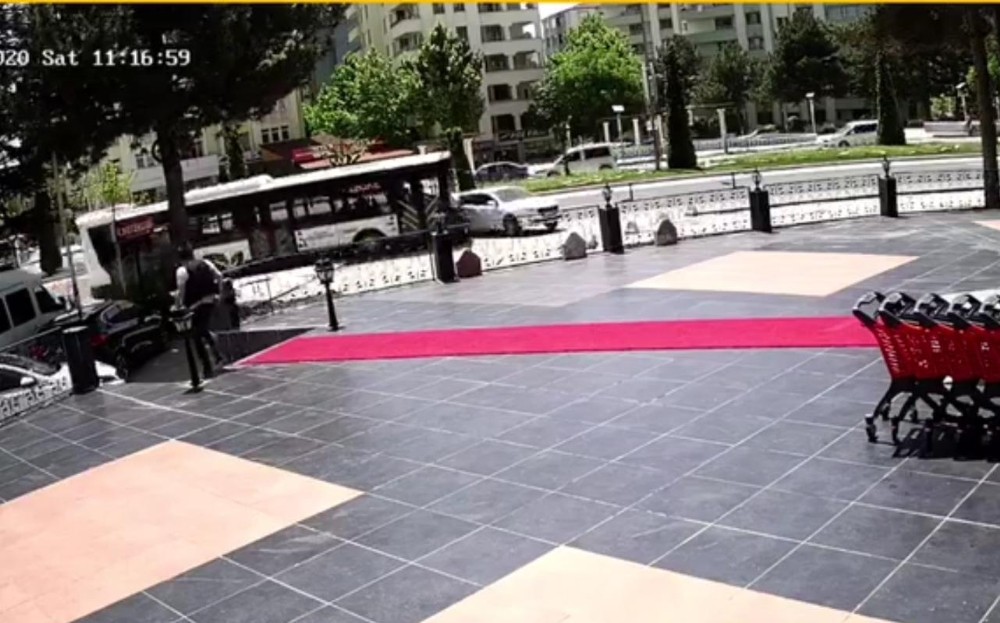 Otobüs otomobili sürükledi, o anlar kameraya yansıdı 