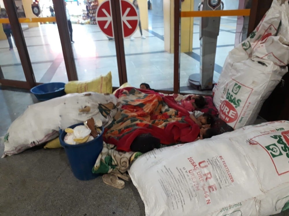 Otobüs peronunda ‘mevsimlik uyku’ 