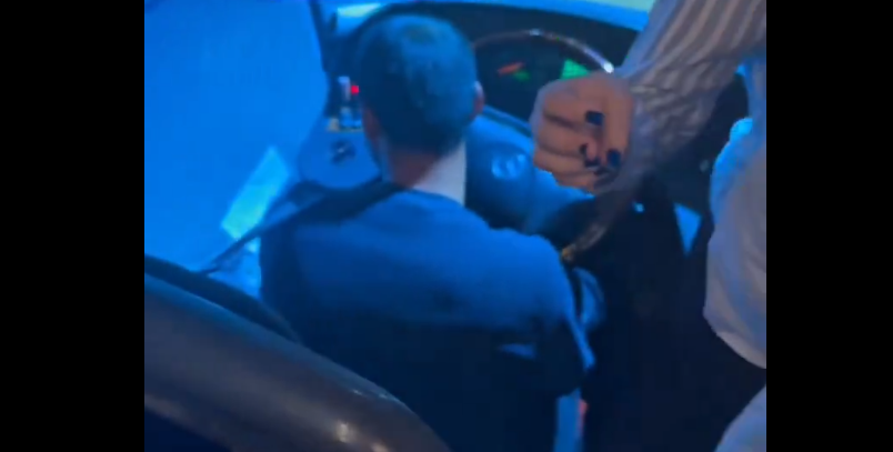 Otobüs şoförü bıraktı! Direksiyona yolcu geçti