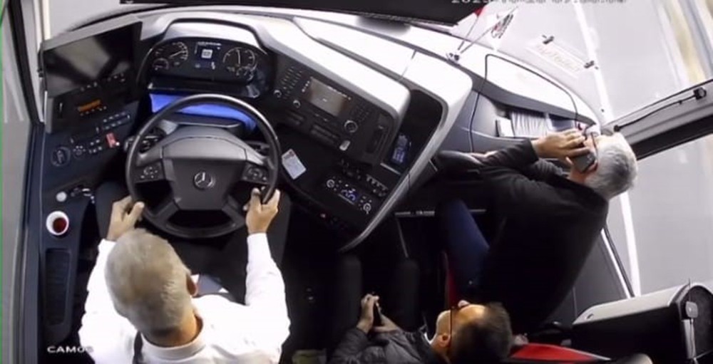 Otobüs şoförü kalp krizi geçirince otobüsü bakın kim durdurdu!