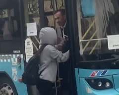 Otobüs şoförü öğrenciye tam bilet basmasını söyledi, kız camları yumrukladı