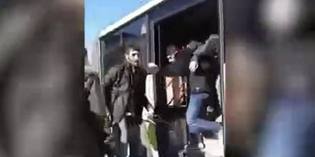 Otobüs şoförü, PKK yandaşlarını tekme tokat dövdü