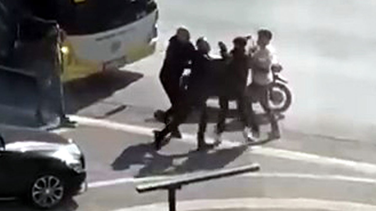 Otobüs şoförü ve motosikletli yumruk yumruğa