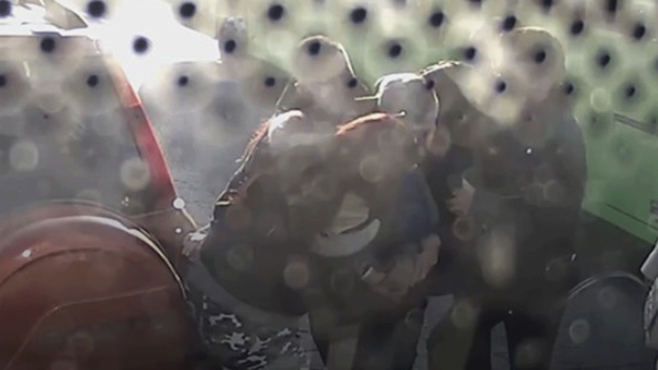 Otobüs şoförü yol ortasında kadının hayatını kurtardı!