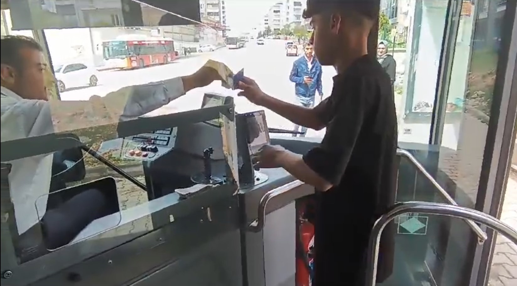 Otobüs sürücüsünün jesti yürekleri ısıttı