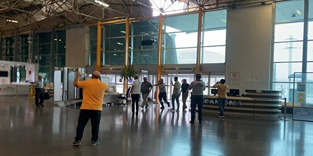 Otobüs terminaline yıldırım düştü! Çatı çöktü