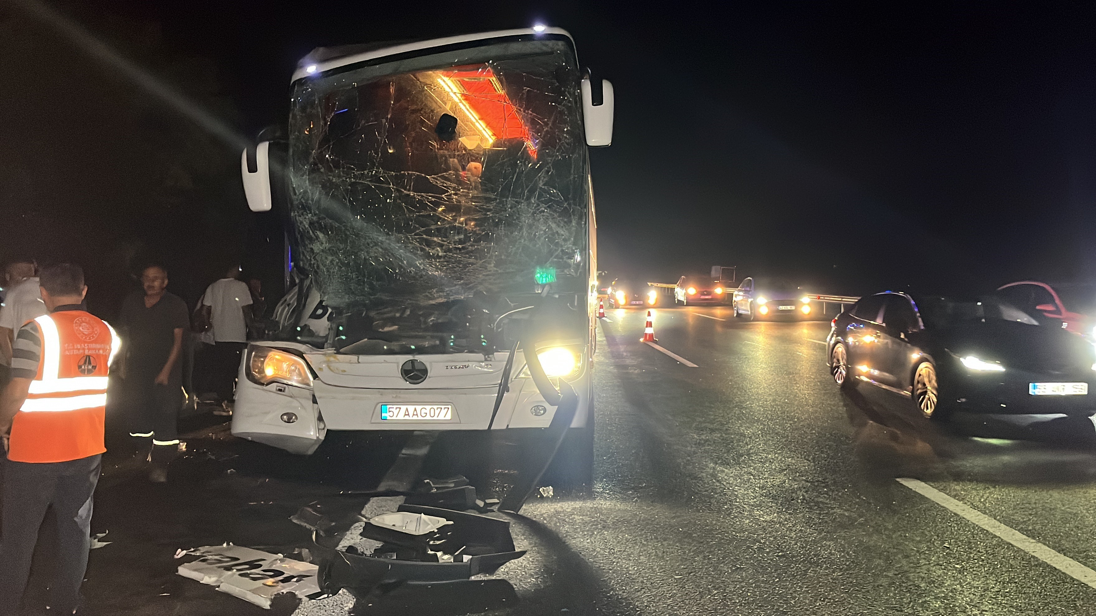 Otobüs tıra arkadan çarptı