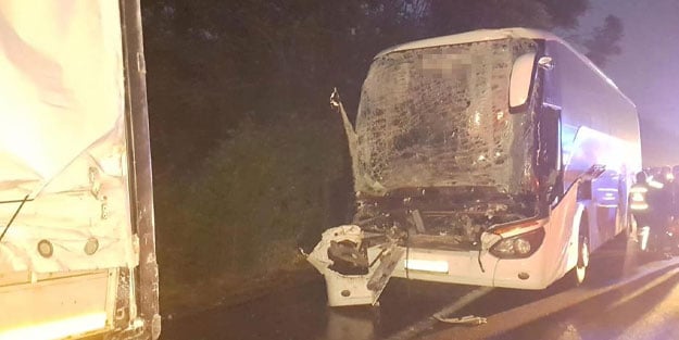 Otobüs tıra çarptı: 22 kişi yaralandı