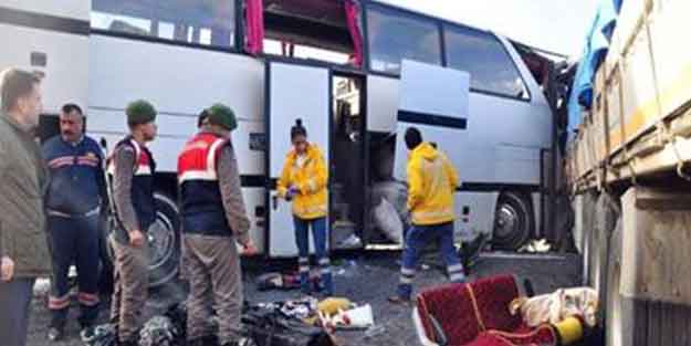 Otobüs tıra çarptı! Çok sayıda yaralı var