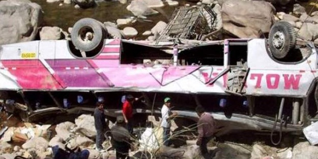 Otobüs uçuruma düştü! 16 ölü