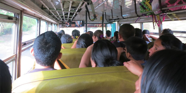 Otobüs uçuruma yuvarlandı: 15 ölü