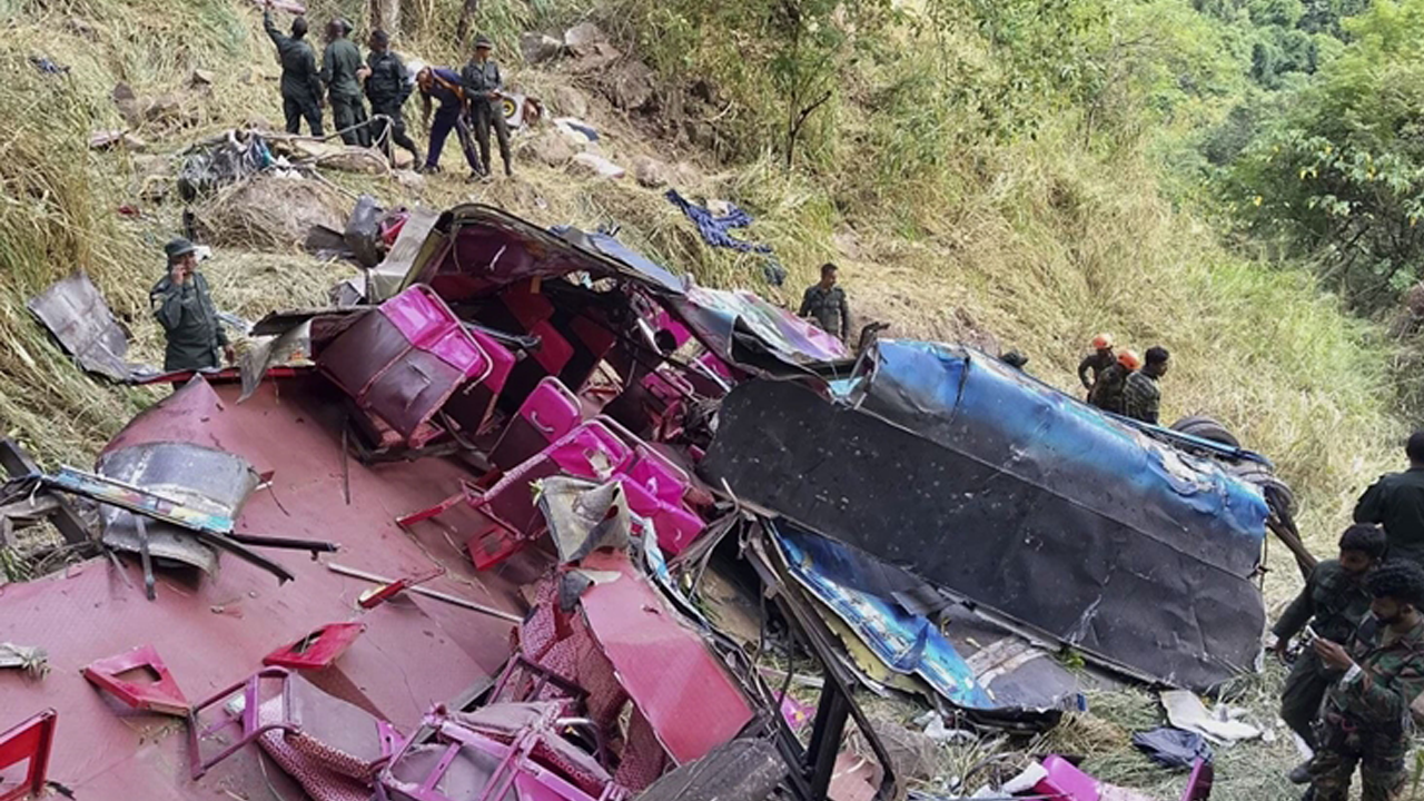 Otobüs uçuruma yuvarlandı 15 kişi öldü