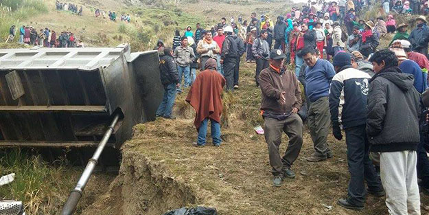 Otobüs uçuruma yuvarlandı: 17 ölü