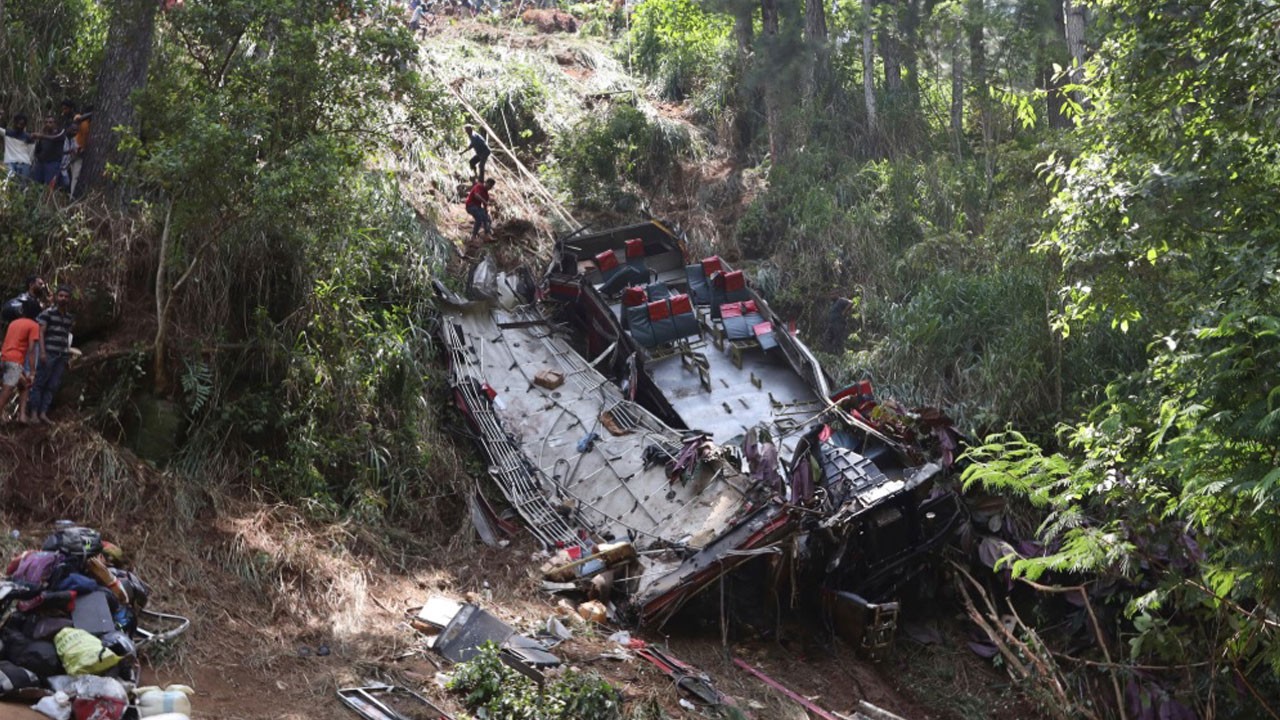 Otobüs uçuruma yuvarlandı: 21 ölü