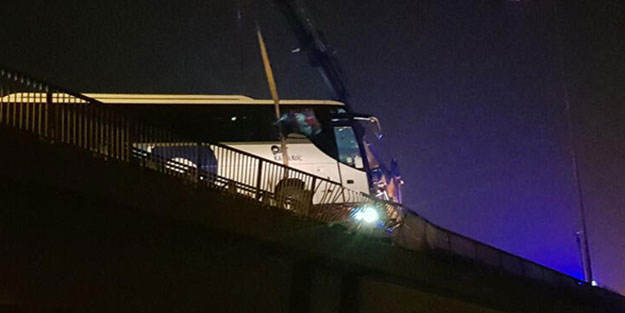 Otobüs viyadükte asılı kaldı