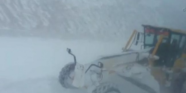 Otobüs yolcuları 12 saat mahsur kaldı