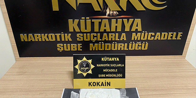 Otobüs yolcusunun kemerine sıkıştırılmış uyuşturucu ele geçirildi