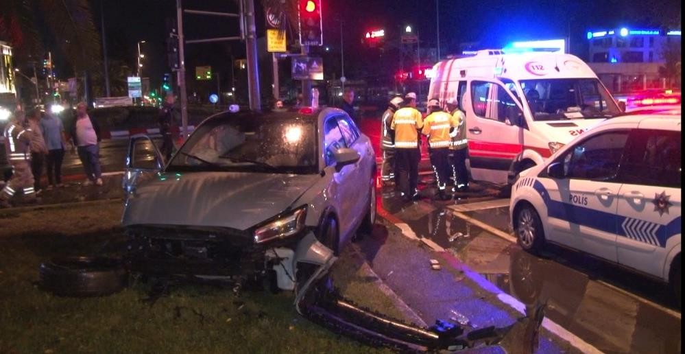 Otobüse çarpan otomobil hurdaya döndü