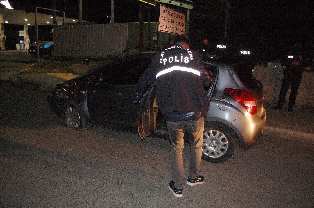 Otobüse çarpmamak için manevra yaptı, bariyerlere çarptı: 2 yaralı 