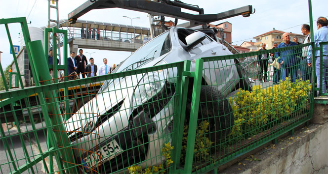 Otobüsle çarpışan otomobil korkuluklara girdi: 3 yaralı