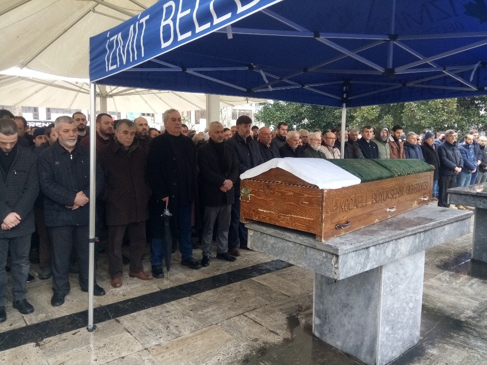 Otobüsle çarpışarak hayatını kaybeden sürücü toprağa verildi 