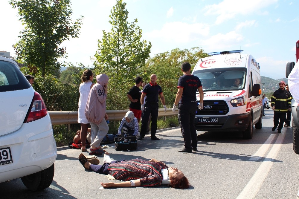 Otobüsle çarpışarak parçalanan otomobilin sürücüsü kurtarılamadı 