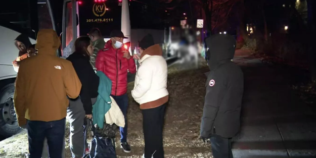 Otobüsler dolusu kıyafetsiz göçmen ABD Başkan Yardımcısı Harris'in evinin önüne bırakıldı!
