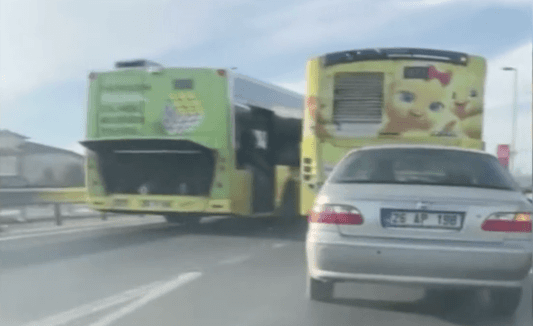 Otobüsler duruyor, Ekrem uyuyor