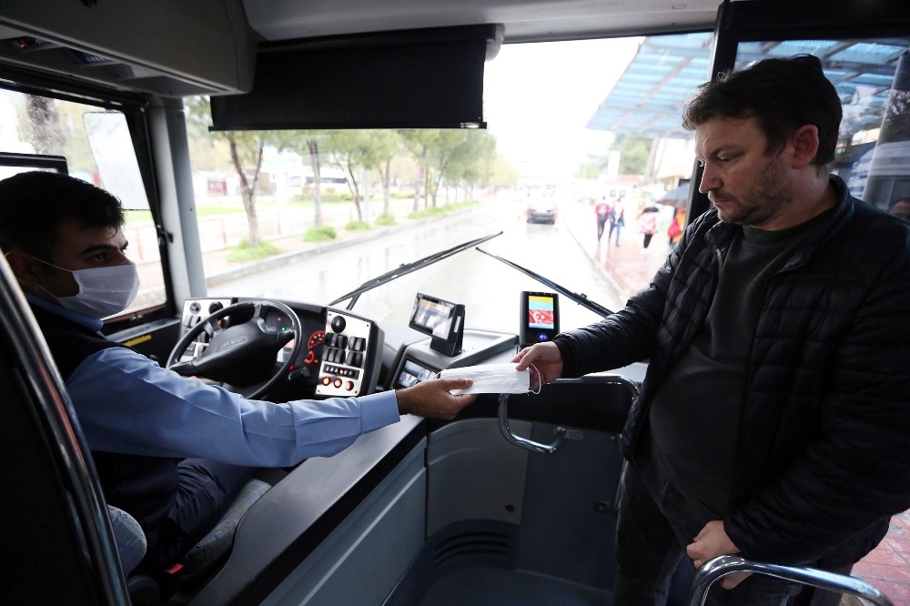 Otobüslerde vatandaşa maske dağıtılıyor 