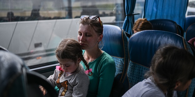 Otobüslere binmek için hazırlanıyorlardı! Savaş sirenleri çaldı