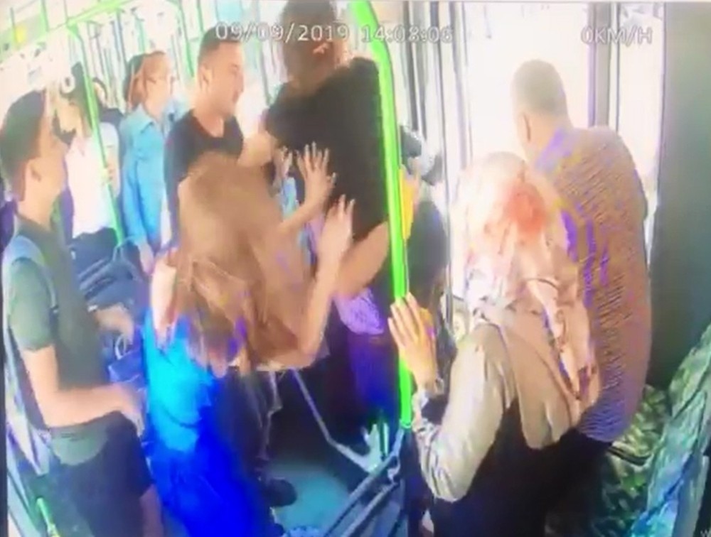 Otobüste baygınlık geçiren genç kızı hastaneye böyle yetiştirdi 