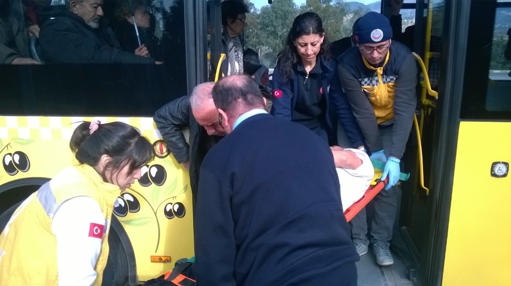 Otobüste bayılan yaşlı adama ilk müdahale şoförden 